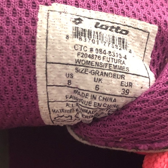 - Girls Pink Futura Soccer Shoes. Size 8 - Picture 4 of 4